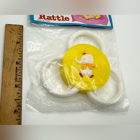 Vintage Baby Rattle Crib Baby Elephant rings Toy Yellow Plastic 1950/60’s - Picture 3 of 5